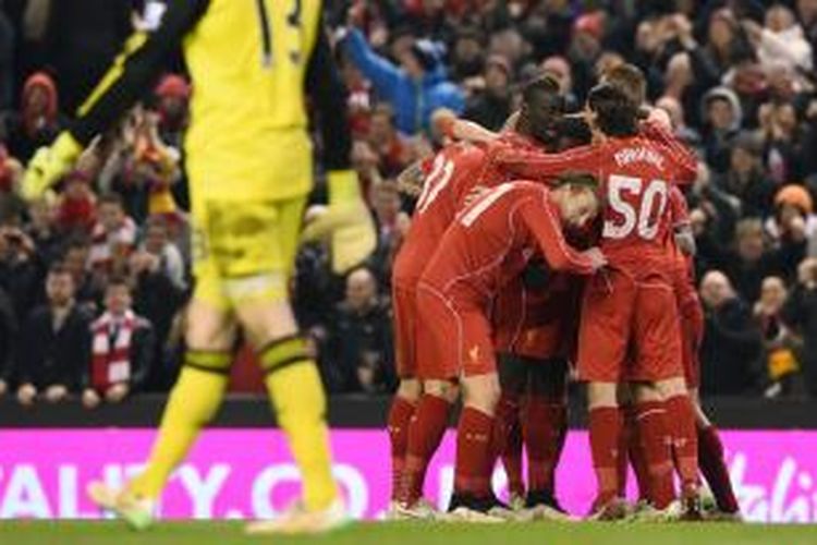 Para pemain Liverpool saat merayakan gol Raheem Sterling ke gawang Chelsea pada leg pertama semifinal Capital One Cup di Anfield, Selasa (20/1/2015). 