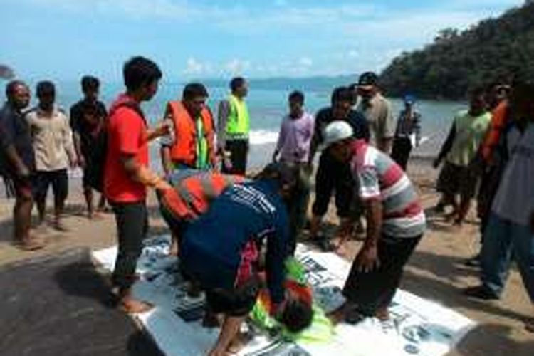 Korban Dievakuasi Di pantai Joketro,Panggul.