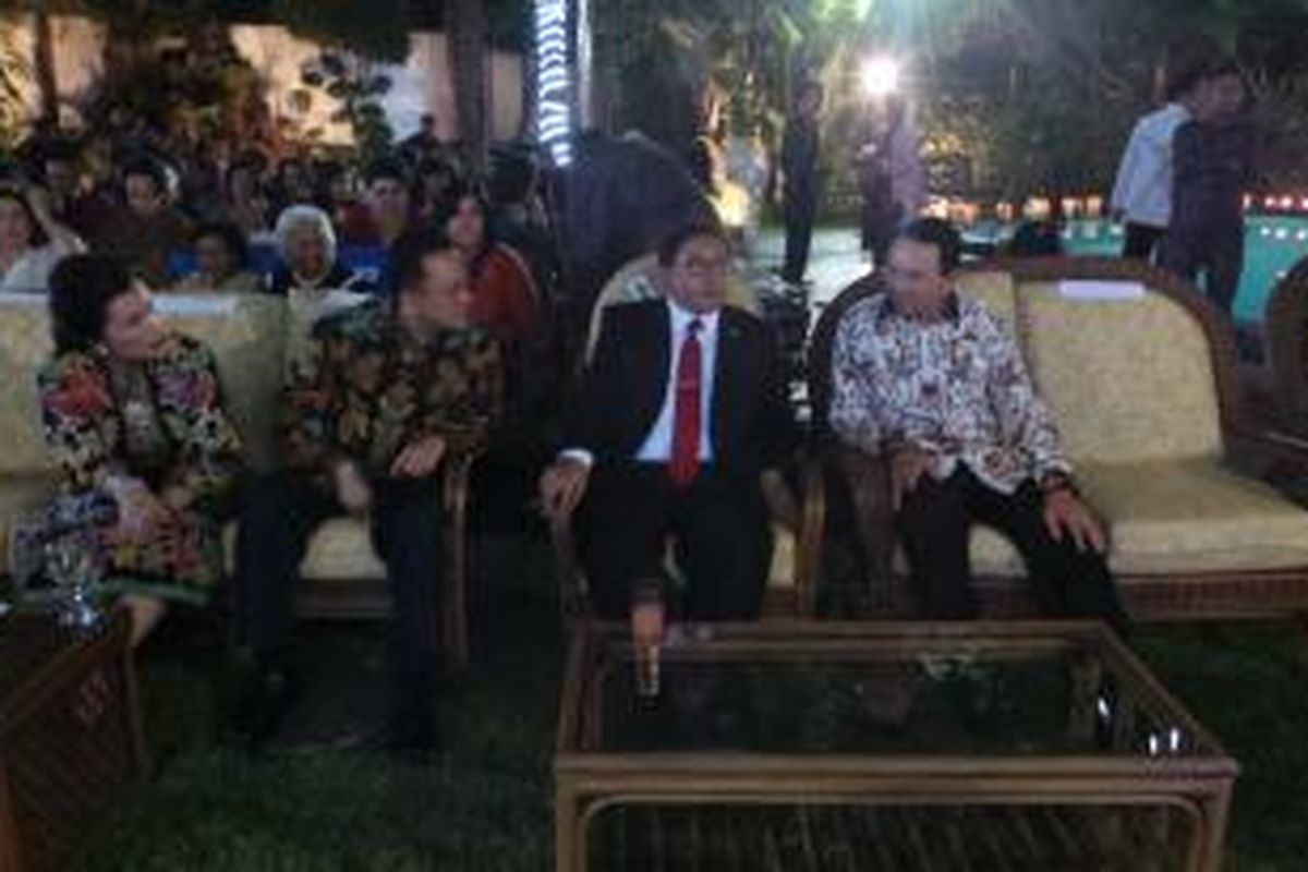 Plt Gubernur Basuki Tjahaja Purnama (pakai batik) duduk bersebelahan dengan Wakil Ketua Umum Partai Gerindra Fadli Zon, di perayaan Diwali, Menteng, Rabu (22/10/2014).