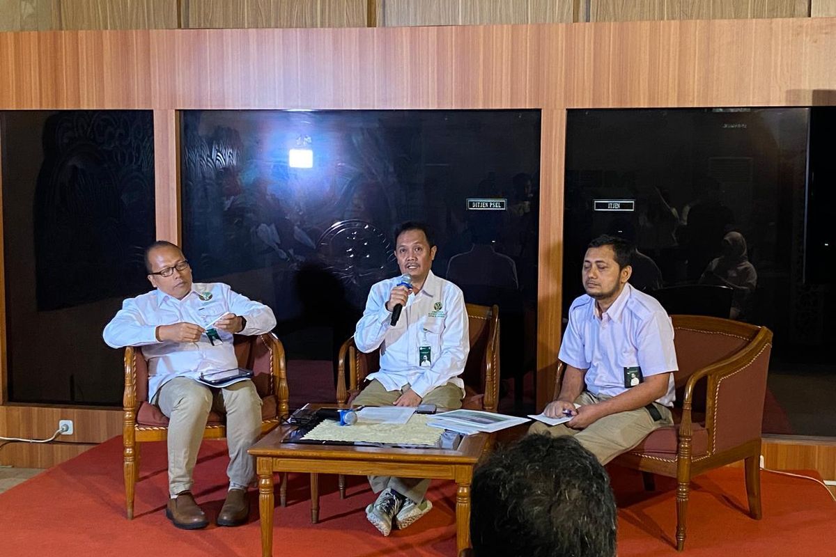 Direktur Inventarisasi dan Pemantauan Sumber Daya Hutan Kementerian Kehutanan, Agus Budi Santosa, menjelaskan soal deforestasi dalam konferensi pers di kantornya, Jakarta Pusat, Senin (24/3/2025).