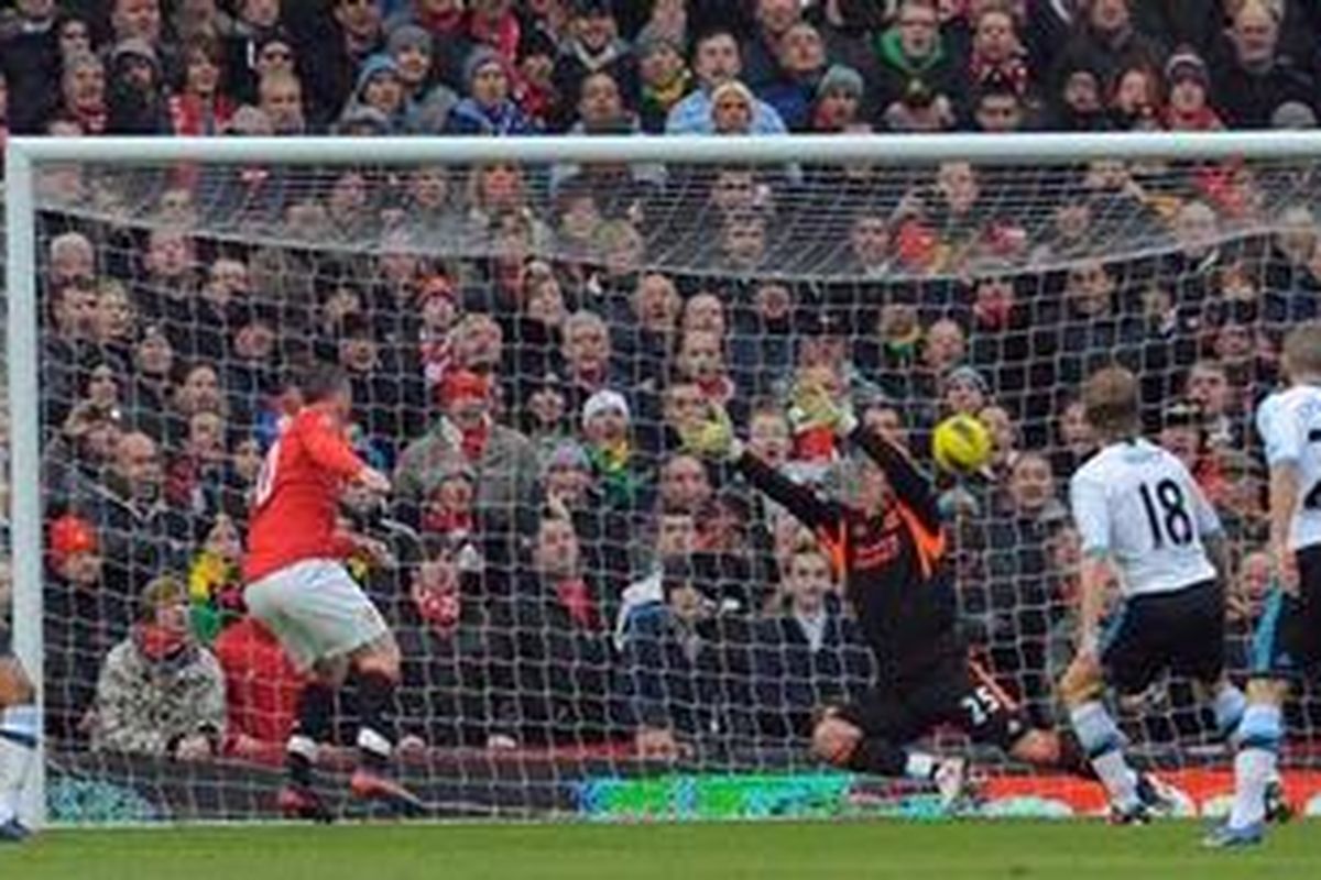 Striker Manchester United, Wayne Rooney (kedua dari kiri), melakukan tendangan yang membobol gawang Liverpool pada lanjutan Premier League, Sabtu (11/2/2012). Rooney akhirnya mencetak dua gol dan membawa MU menang 2-1.