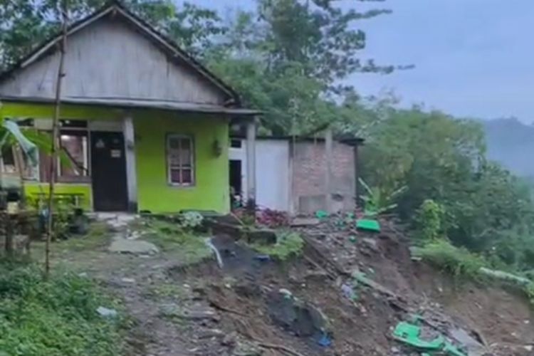 Longsor Gunungpati Semarang Semakin Parah: Akses Jalan Terputus, 2 Keluarga Mengungsi