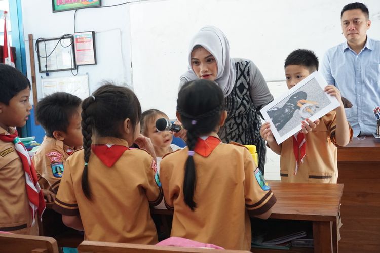 Putra sulung Wakil Walikota Madiun, Inda Raya, Alarick Guardiola AR berkampanye kepada teman-temanya untuk mengurangi penggunaan plastic. Didampingi ibunya, Alarick menunjukkan foto-foto hewan yang mati kerena memakan sampah plastik yang dibuang sembarangan.