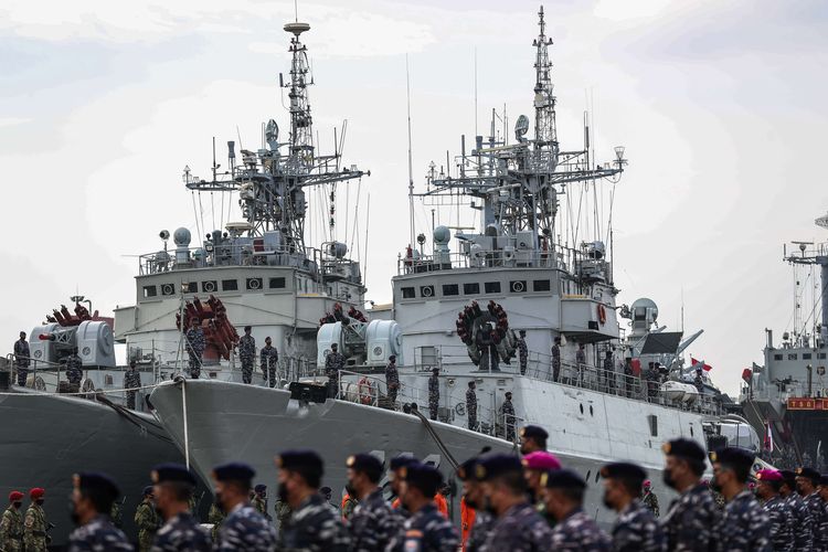 Prajurit TNI AL mengikuti Gelar Pasukan Latihan Operasi Dukungan Tembakan tahun 2020 Koarmada I di Dermaga JICT II, Tanjung Priok, Jakarta Utara, Jumat (20/11/2020). Latihan operasi yang akan berlangsung pada 20-26 November mendatang di perairan Natuna Selatan dan sekitarnya bertujuan untuk meningkatkan kemampuan personel dalam merencanakan, menyiapkan persenjataan dan ketepatan penembakan terhadap sasaran yang dilakukan secara gabungan dalam bentuk unsur fungsi serta meningkatkan interoperabilitas antar satuan yang terlibat mulai dari tahap deteksi sampai dengan tahap netralitas.