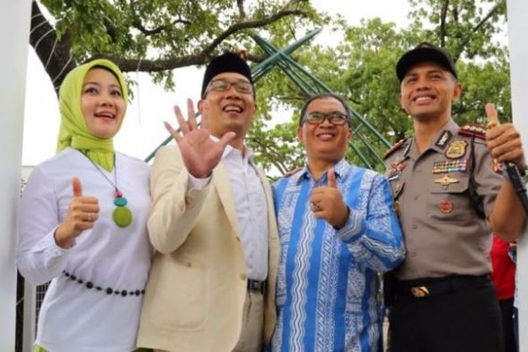 Wali Kota Bandung Ridwan Kamil saat berfoto berasama istrinya Atalia Praratya, Wakil Wali Kota Bandung Oded M. Danial dan Kapolrestabes Bandung Kombes Pol Hendro Pandowo saat berfoto usai meresmikan Teras Cihampelas, Sabtu (4/2/2017). 