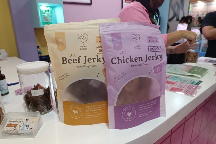 Salah satu makanan segar untuk hewan peliharaan yang dijual di area Fresh Pet Food Market Indonesia di Indonesia International Pet Expo (IIPE) 2022, ICE BSD, Kabupaten Tangerang, Sabtu (27/8/2022).