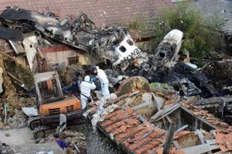 Tim penyelamat tengah melakukan pencarian korban di puing-puing pesawat ATR 72-500 milik maskapai penerbangan Taiwan, TransAsia Airways yang jatuh di Magong, Kepulauan Penghu, Taiwan.