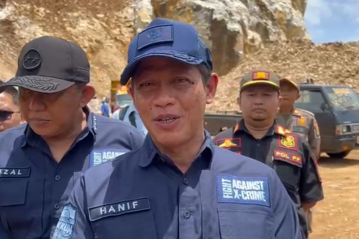 Menteri Lingkungan Hidup dan Kehutanan, Hanif Faisol saat mendatangi salah satu tambang yang berada di Kecamatan Cibadak, Kabupaten Sukabumi, Jawa Barat. Sabtu (22/3/2025).