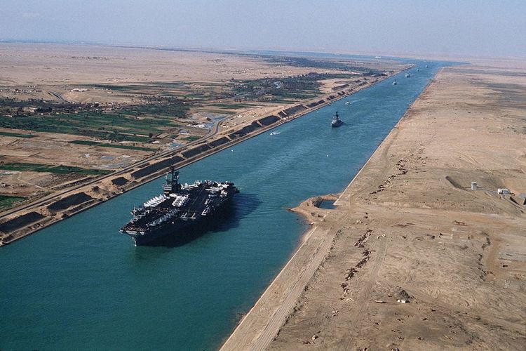 Kapal induk USS America melintas di Terusan Suez, Mesir.