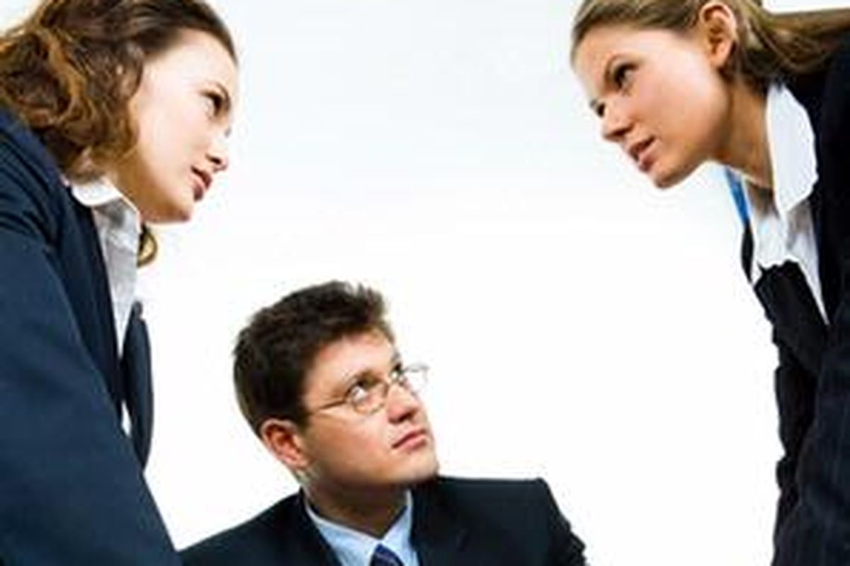 Anda tidak sanggup melihat pasangan baru sang mantan yang lebih segalanya daripada Anda.