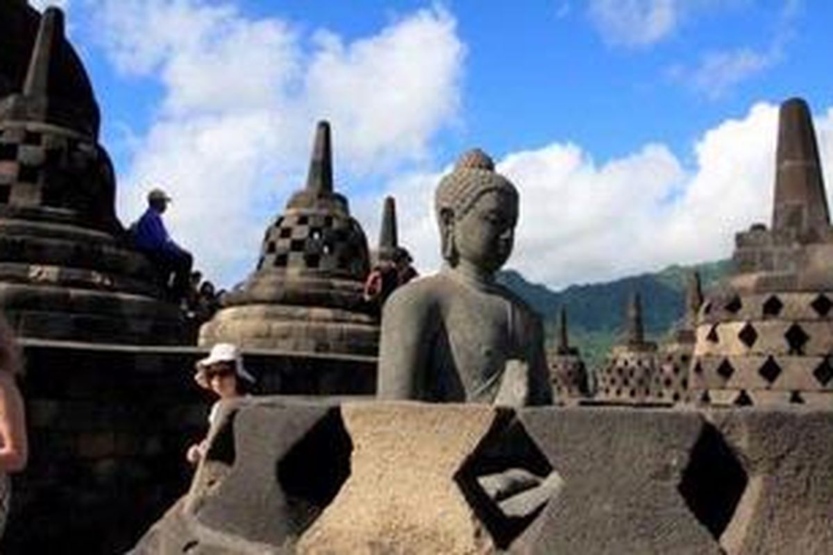 Wisatawan asing berada di dekat stupa di sekitar puncak Candi Borobudur di Magelang, Jawa Tengah, Selasa (25/5/2010). Candi ini dibangun sekitar abad VIII pada masa wangsa Syailendra berkuasa. Tahun 1991 Candi Borobudur ditetapkan sebagai Warisan Dunia oleh UNESCO.