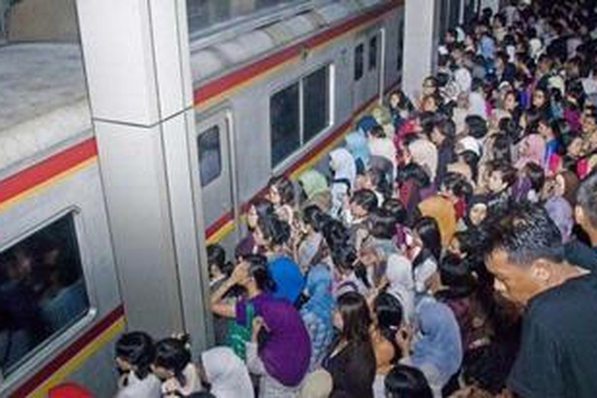 Antrean penumpang commuter line Jabodetabek membludak saat jam pulang kerja di Stasiun Sudirman, Jakarta, Selasa (17/4/2012). Ketersediaan transportasi massal yang layak dan manusiawi menjadi pekerjaan rumah yang belum diselesaikan oleh pemerintah daerah DKI Jakarta.  