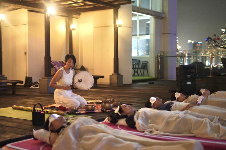 Praktik sound bath untuk melepas stres dan menenangkan pikiran yang disediakan Soulace Jakarta di Menteng, Jakarta Pusat.