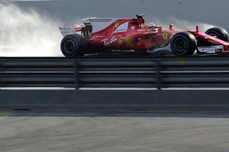 Pebalap Ferrari asal Finlandia, Kimi Raikkonen, memacu mobilnya di Circuit de Barcelona-Catalunya, Spanyol, pada hari keempat tes pramusim pertama Formula 1 2017, Kamis (2/3/2017).