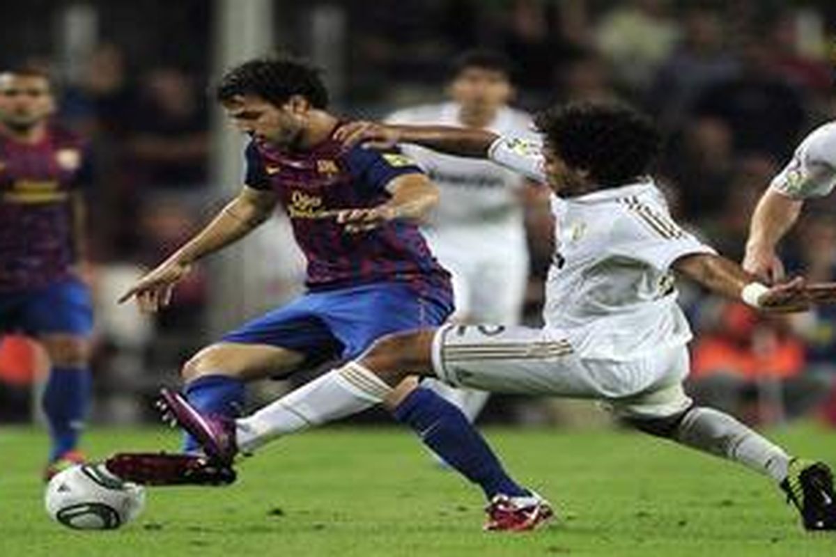 Pelanggaran yang dilakukan oleh Marcelo (putih) kepada Cesc Fabregas (biru merah) dalam leg kedua Piala Super Spanyol, Rabu (17/8/2011),yang berujung kepada kartu merah.