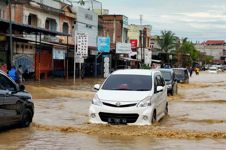 Kendaraan berjalan pelan di lokasi banjir Desa Mancang, Kecamatan Samudera, Kabupaten Aceh Utara, Jumat (1/10/2021)