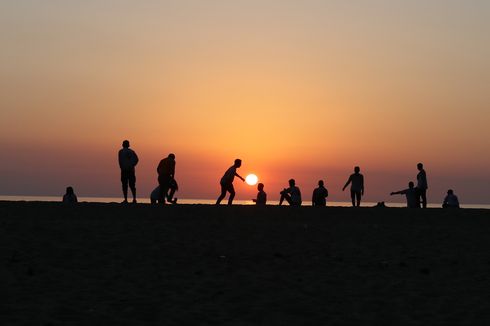 Pantai Tamborasi, Puas Menikmati Sunset dalam Waktu yang Lama