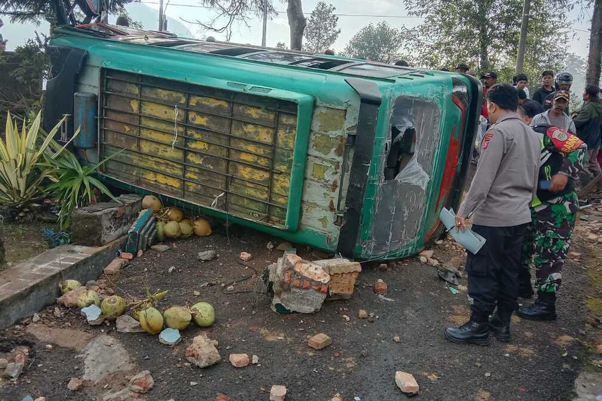 Sebuah minibus dengan nomor polisi D-7559-YU jurusan Cikadu-Ciwidey mengalami oleng di Jalan Raya Rancabali, Desa Patengang, Kecamatan Rancabali, Kabupaten Bandung, Jawa Barat mengalami kecelakaan hingga menewaskan satu orang pejalan kaki pada Jumat (29/12/2023)