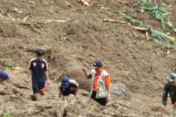 Gambar lokasi longsor didusun Semampir, Desa Sampang, Kecamatan Sempor,   Kabupaten Kebumen, Mimggu (19/6/2016). Hingga pukul 18.00 dari 6 korban yang diduga tertimbun   longsor, 2 ditemukan dalam kondisi meninggal dunia.
