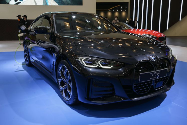 Mobil listrik BMW i4 dipamerkan pada ajang Gaikindo Indonesia International Auto Show (GIIAS) yang digelar di ICE, BSD, Tangerang Selatan.