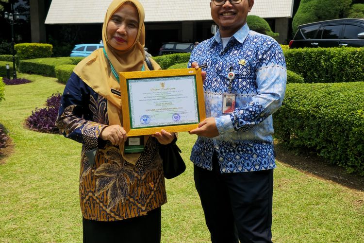 Sekolah Menengah Atas Negeri (SMAN) 40 Jakarta yang menerapkan program Sekolah Energi Berdikari (SEB) dari Pertamina dinobatkan sebagai Sekolah Adiwiyata tingkat Nasional 2024. Penghargaan itu diberikan Wakil Menteri Lingkungan Hidup dan Kehutanan (LHK) Alue Dohong di Gedung Manggala Wanabakti Kementerian LHK, Rabu (2/10/2024).