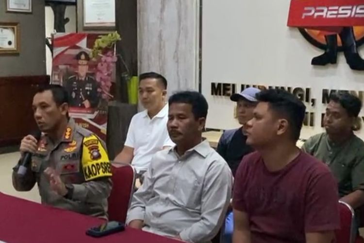 Kapolres Barelang Kombes Pol Nugroho Tri Nuryanto dalam konferensi pers pada Minggu (11/9/2023) malam.