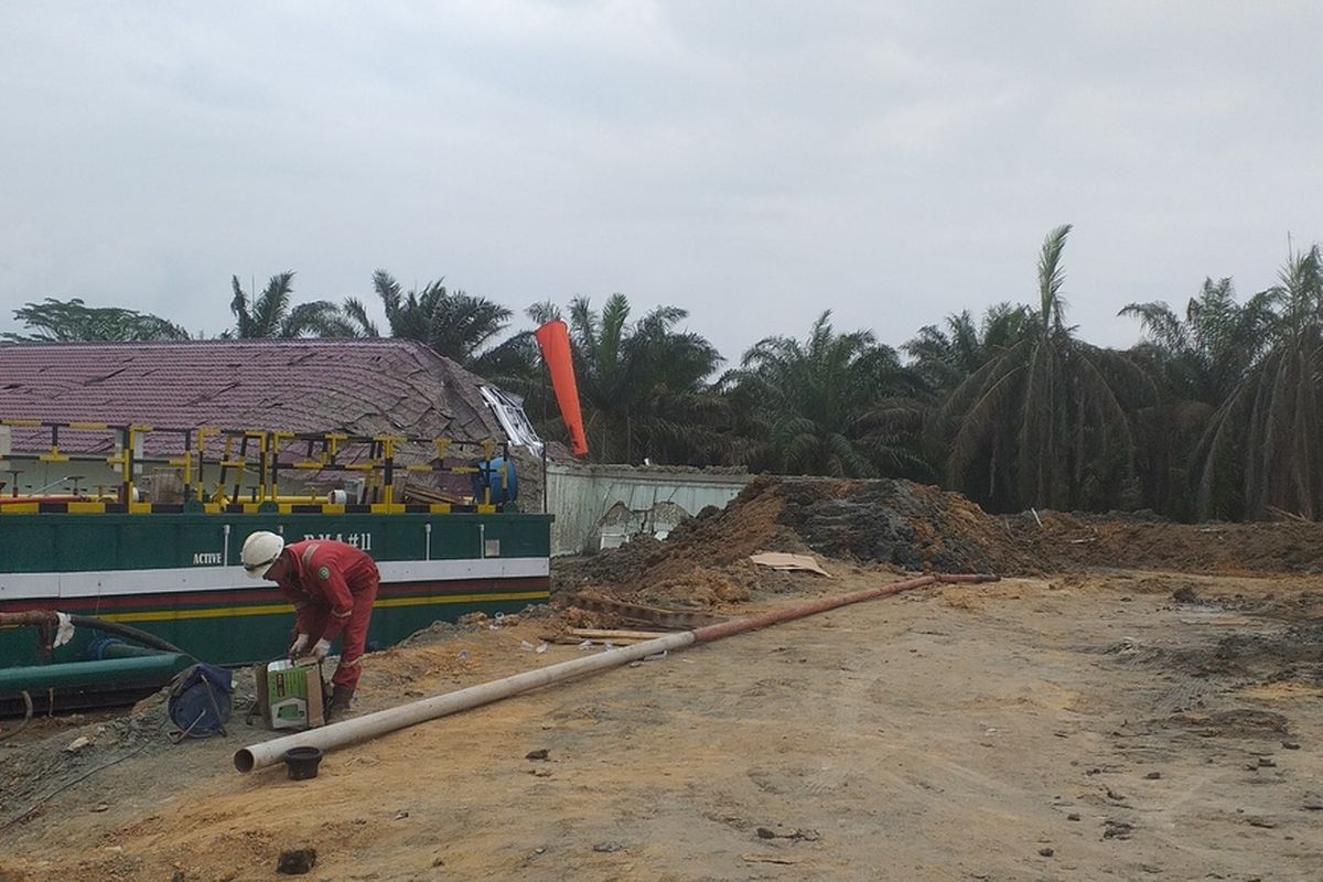 Proses penutupan lubang semburan gas di Ponpes Al Ihsan Boarding School Riau Kampus 2 di Kelurahan Tuah Negeri, Kecamatan Tenayan Raya, Kota Pekanbaru, Riau, Kamis (18/2/2021).