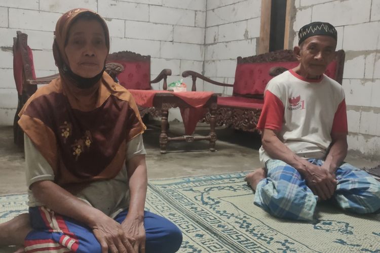 Gisam (Supriyadi) dan Saolah di rumahnya pada Pedukuhan Jonggrangan, Kalurahan Jatimulyo, Kapanewon Girimulyo, Kabupaten Kulon Progo, Daerah Istimewa Yogyakarta.