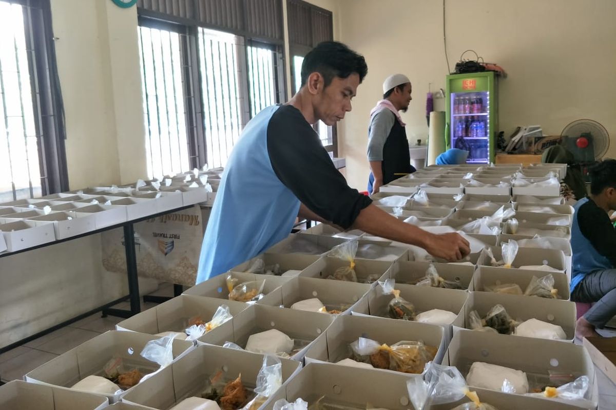 Pengemasan makanan untuk buka puasa bagi jemaah Masjid Istiqlal, Jakarta Pusat, Rabu (8/5/2019)