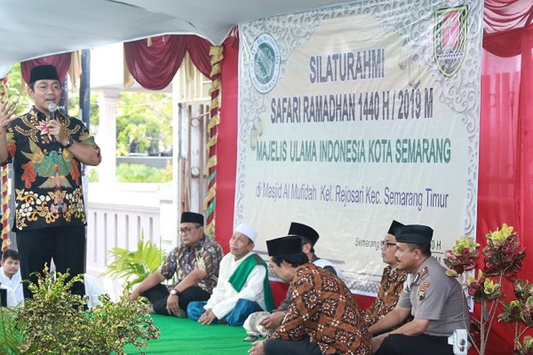 Wali Kota Semarang Hendrar Prihadi memberikan sambutan pada acara Safari Ramadhan bersama MUI di Masjid Al-Mufidah Kelurahan Rejosari, Kecamatan Semarang Timur, Selasa (28/5/2019)