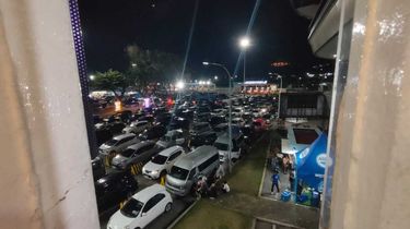 Situasi Pelabuhan Bakauheni pada Malam Puncak Arus Balik, Kantong Parkir Dipenuhi Kendaraan