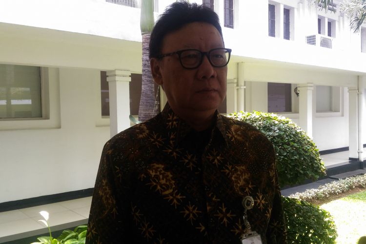 Menteri Dalam Negeri Tjahjo Kumolo usai rapat koordinasi di Kemenko PMK, Jakarta, Selasa (19/2/2019). 