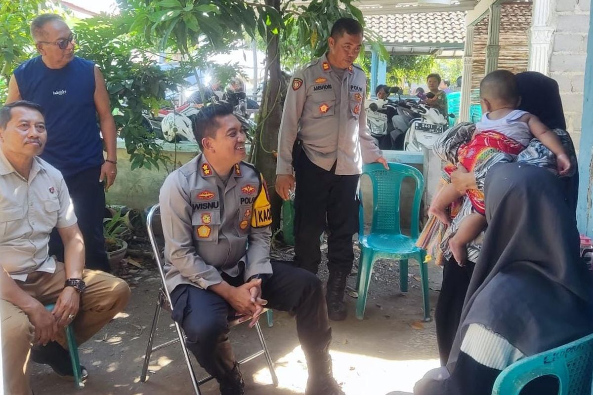 Wisnu menjenguk bayi delapan bulan yang dianiaya dan dicekik ayah kandungnya di Desa Kalisalam, Kecamatan Dringu. 