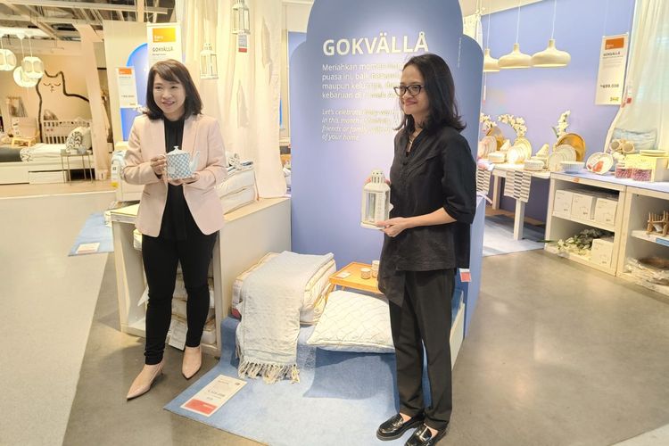 Public Relations Manager IKEA Indonesia, Ririn Basuki dan Country Interior Design Manager IKEA Indonesia, Eresabeat Julia menunjukkan koleksi GOKVÅLLÄi di IKEA Alam Sutera.