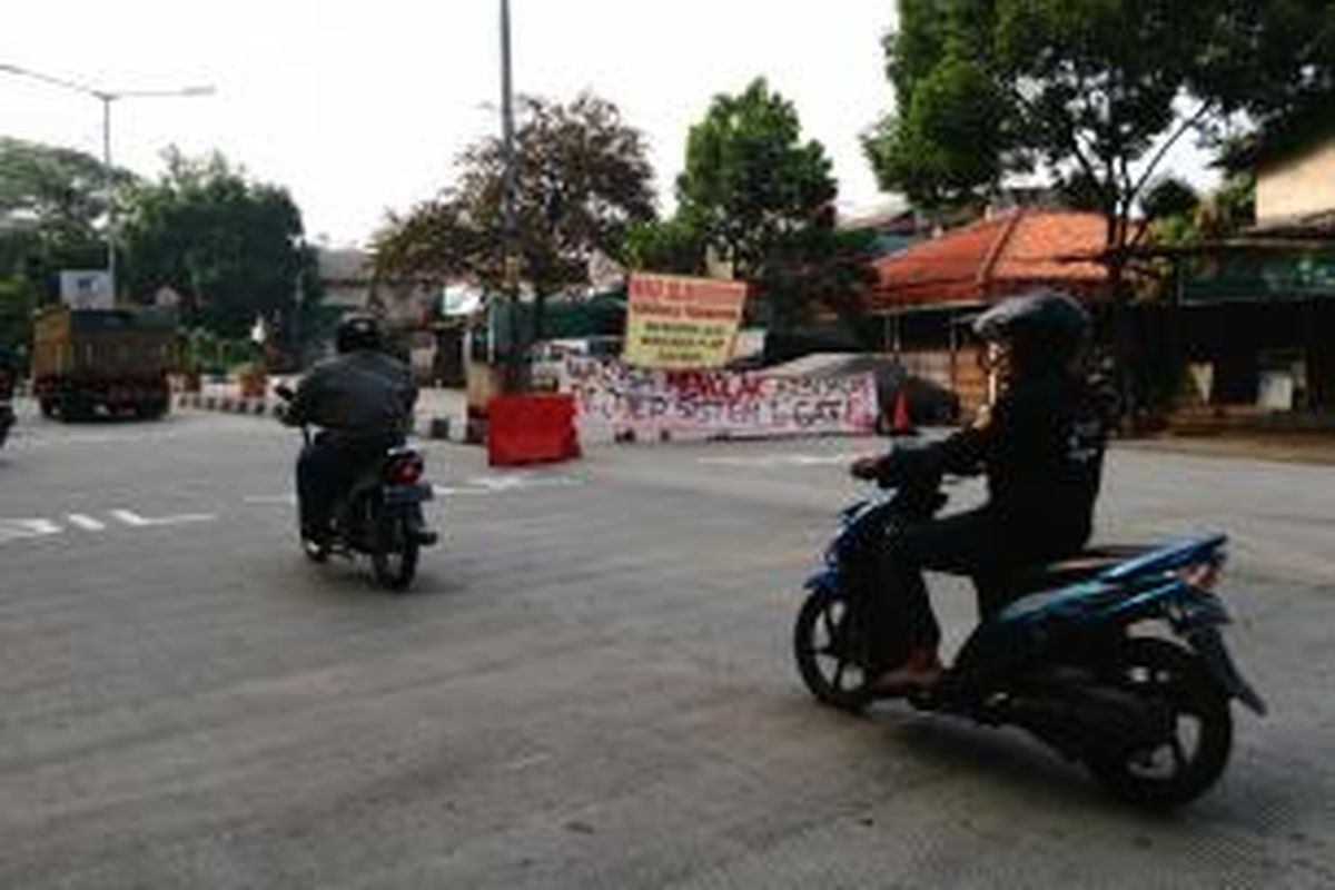 Pintu masuk Kawasan Industri Pulogadung di Jakarta Timur dari Jalan Pemuda masih ditutup satu jalur terkait demo penolakan sistem masuk berbayar. Selasa (5/1/2016)
