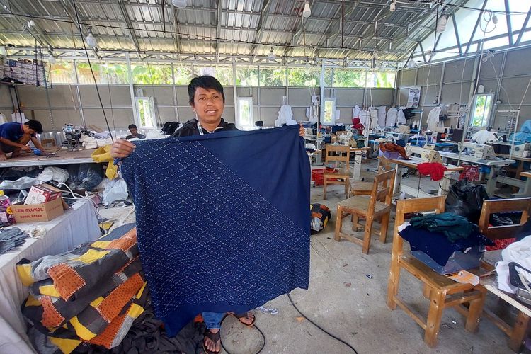 Saiful menunjukan kain jadi menggunakan pewarna alami produksi Tinctori