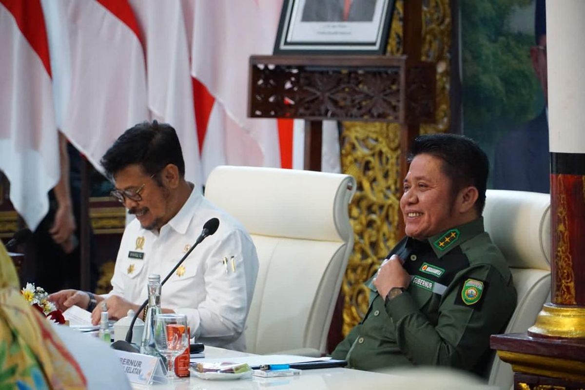 Gubernur Sumatera Selatan (Sumsel) Herman Deru bersama Menteri Pertanian (Mentan) Republik Indonesia (RI) Syahrul Yasin Limpo (SYL) saat hadir pada Rapat Koordinasi (Rakor) Antisipasi Iklim Ekstrem El Nino di Griya Agung Palembang, Senin (17/7/2023).