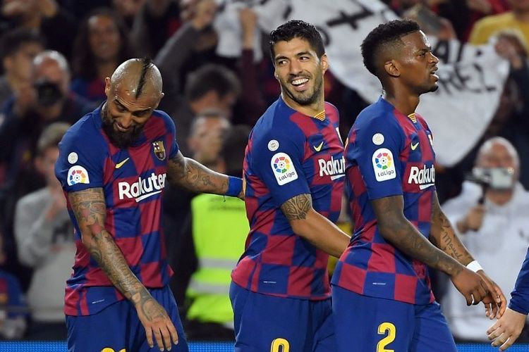 Arturo Vidal, Luis Suarez, dan Nelson Semedo merayakan gol tinnya pada pertandingan Barcelona vs Real Valladolid dalam lanjutan La Liga Spanyol di Stadion Camp Nou, 29 Oktober 2019. 