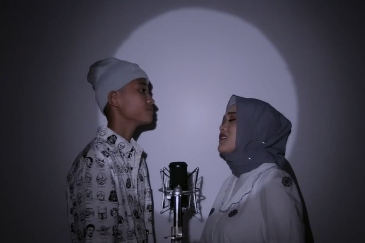 Putri Delina dan adiknya, Rizwan Fadilah persembahkan lagu untuk mendiang Lina Jubaedah. (Bidikan layar YouTube Channel Putri Delina). 