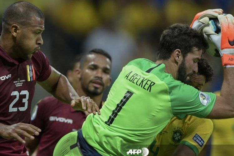 Kiper timnas Brasil, Alisson Becker, melakukan aksi penyelamatan terhadap serangan pemain Venezuela di laga grup Copa America di Fonte Nova Arena, Brasil, 18 Juni 2019 waktu setempat.