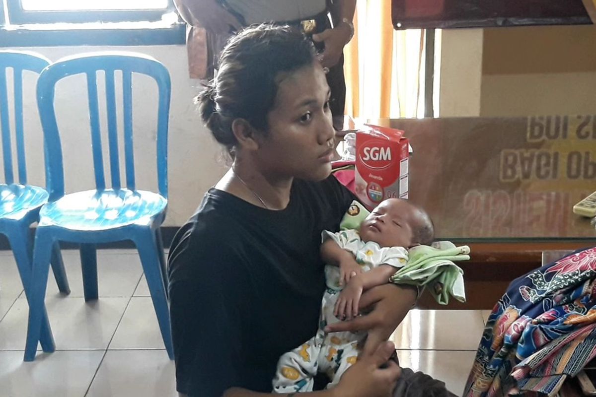 LA (18) dan bayi berusia 3 minggu dalam kardus yang ia temukan dekat rumahnya di Jalan Bambu Kuning Selatan, Rawalumbu, Kota Bekasi, Kamis (28/11/2019) pagi.