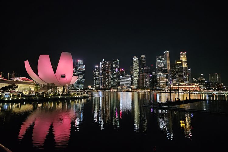 Kamera 200 MP Galaxy S23 Ultra mampu menangkap pemandangan city light kota Singapura di malam hari dengan dengan terang, jelas, dan tajam.