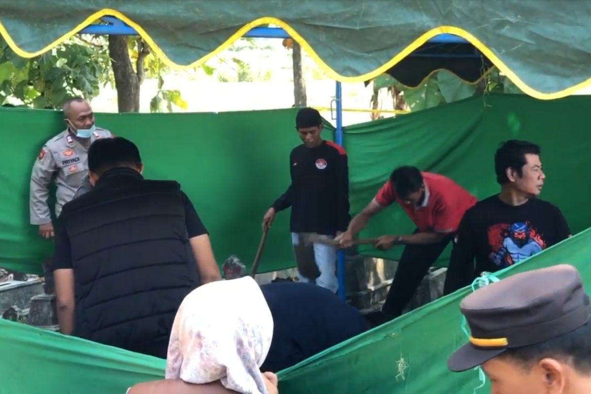 Tim Polres Ponorogo membongkar makam almarhum Jiono (36) warga Desa Ngumpul, Kecamatan Balong, Kabupaten Ponorogo, Jawa Timur, Selasa (21/5/2024). Makam pria yang meninggal 6 April 2024 itu dibongkar setelah keluarga menemukan kejanggalan soal kematian Jiono.