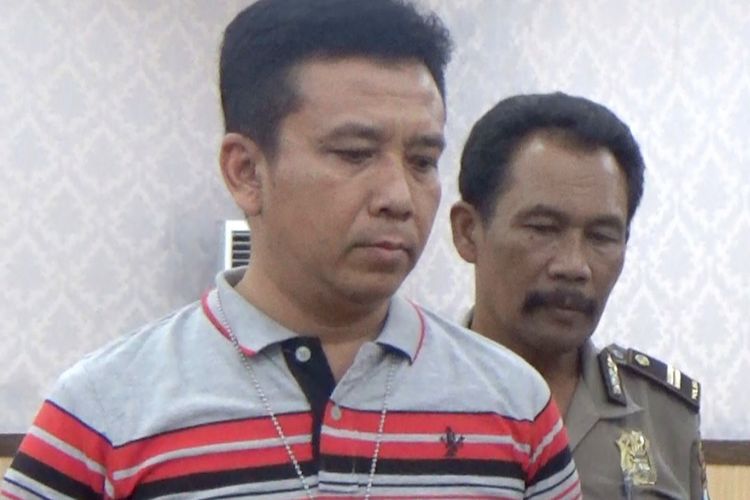 Kasat Reskrim Polres Jombang, AKP Gatot Setyo Budi (kiri), didampingi Kasubbag Humas, IPTU Sarwiadji