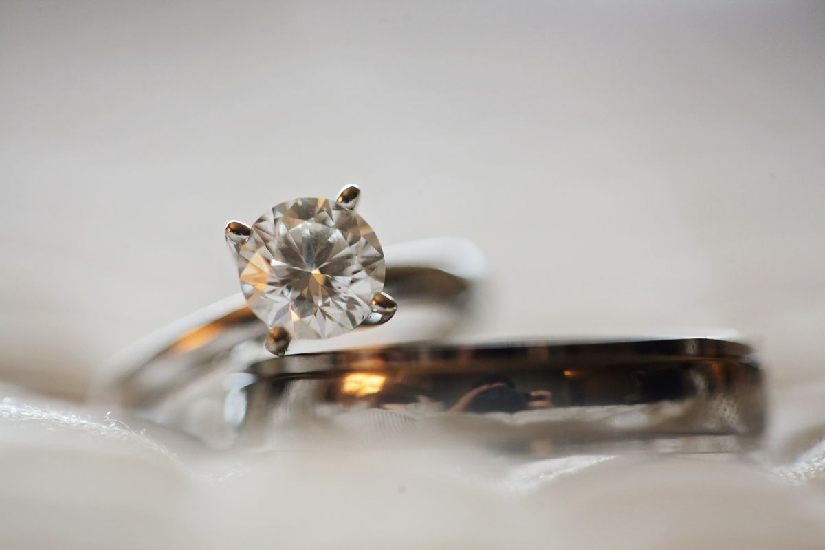 Ilustrasi cincin eternity, salah satu jenis perhiasan paling populer. 