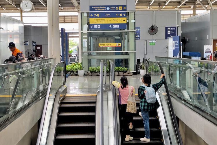 Potret penumpang KRL naik eskalator menuju lantai 1 Stasiun Jatinegara, Kamis (18/12/2025). 