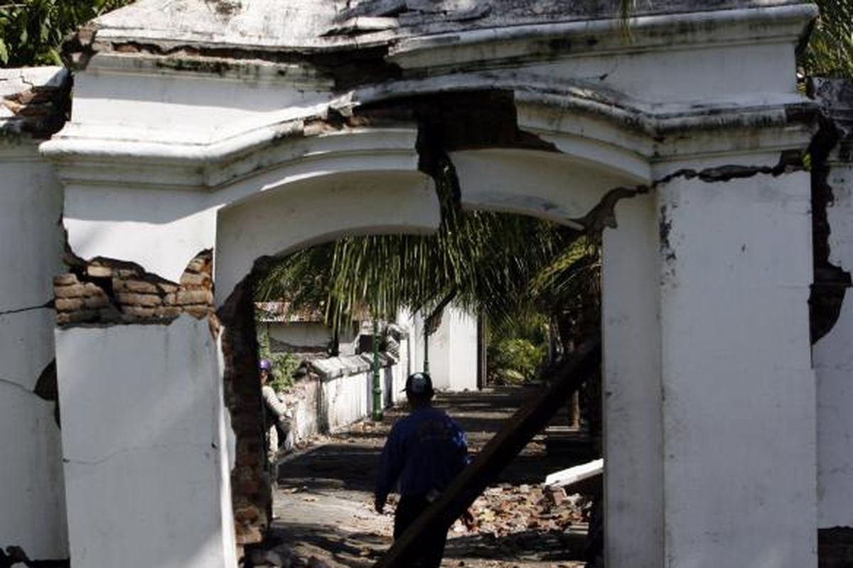 Gempa berkekuatan M 6,3 di Yogyakarta pada 27 Mei 2006 merusak sejumlah situs budaya, termasuk Makam Raja-raja Imogiri, Bantul. Dari kawasan timur makam kuno ini pun suara gemuruh dari bawah tanah itu bisa didengar.