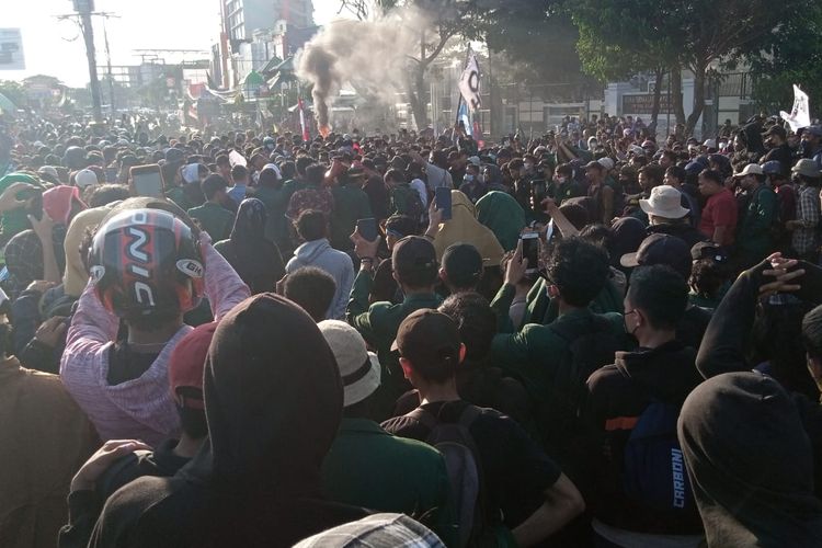 Suasana di lokasi demonstrasi mahasiswa, Kota Makassar, Sulawesi Selatan, Senin (11/4/2022).