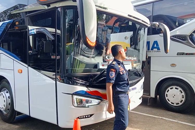 Ratusan Pemudik Serbu Terminal Alam Barajo Jambi, Bus dari Yogyakarta Dominasi Arus Balik