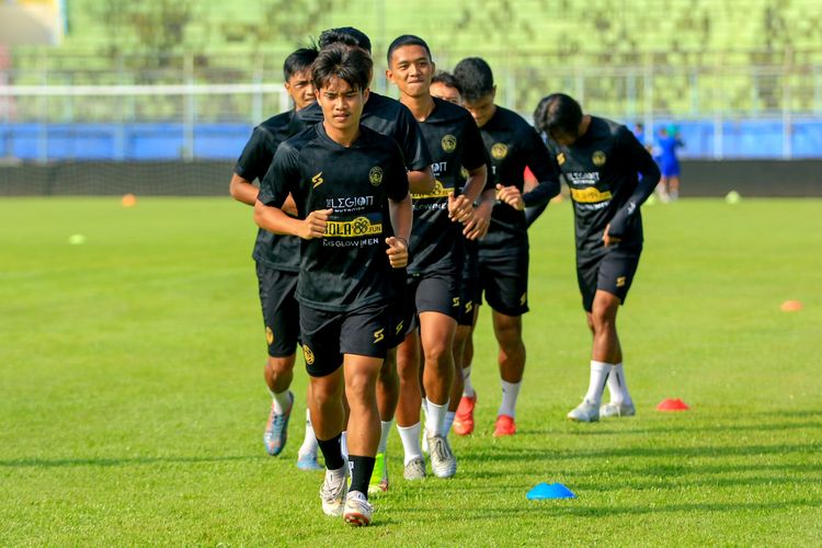 Pemain Arema FC Bramntio Ramadhan saat latihan bersama di Stadion Kanjuruhan Kabupaten Malang, Kamis (19/5/2022) pagi.